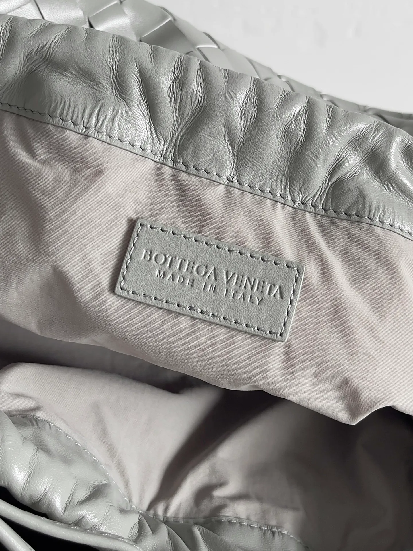Batch 1560 Armpit bags have become a fashionable item that every girl has in their hands in recent years🛍️. The elegant and simple style has won the love of many people of different ages. However, there is an unavoidable trouble with armpit bags, that is, the capacity is too small, and BOTTEGA VENETA’s new Dustbag Considering people's travel needs, the capacity of garbage bags has been greatly upgraded. Folding umbrellas, water cups, and girls' makeup powder and lipstick can all be accommodated. It is very light and resistant to dirt. Even if you have a lot of things when traveling, it can reduce the burden to a certain extent. The shoulder straps are buckled and can be changed at will. It can be used for hand holding or as the liner of a large bag. After the drawstring is drawn, it looks like a cloud bag. It is very suitable for concave styling when traveling in summer🙋🏻‍♀️ Style number: 796728 Size: 32*23*1cm